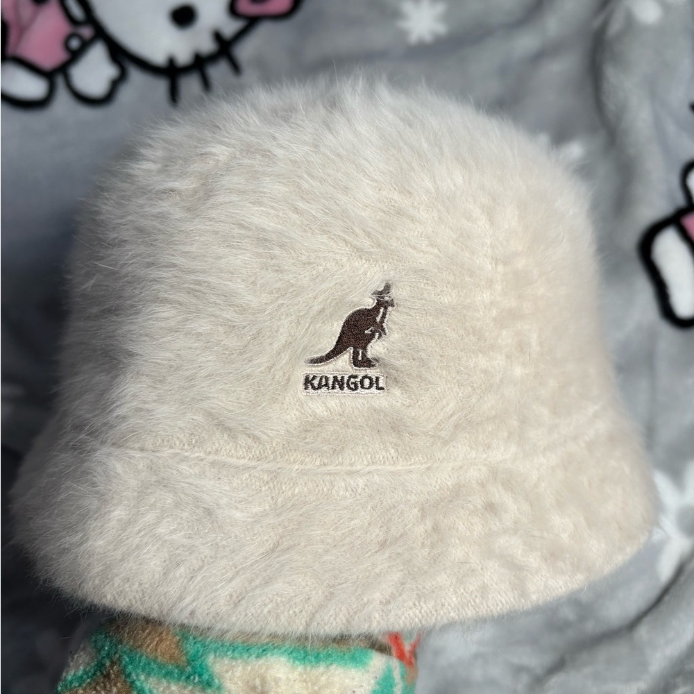 Kangol bucket hat🤍